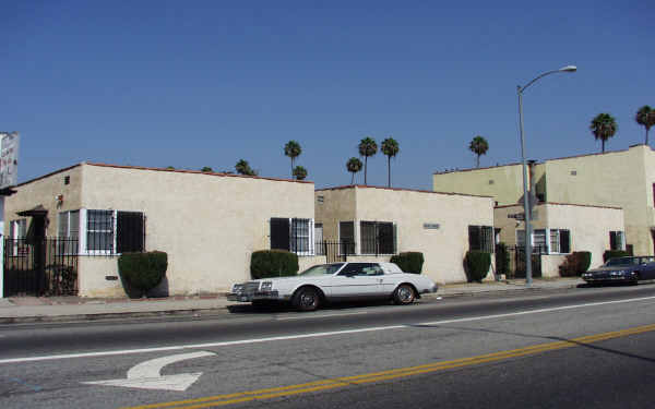 2417 W Vernon Ave in Los Angeles, CA - Foto de edificio