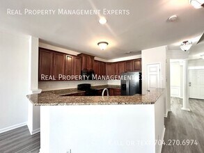 16810 Hugh Torance Pky in Huntersville, NC - Foto de edificio - Building Photo