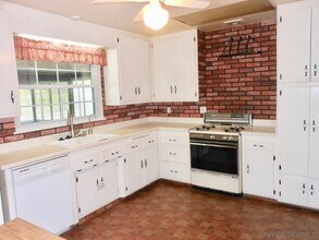 2805 Turnbull St in Oceanside, CA - Foto de edificio - Building Photo