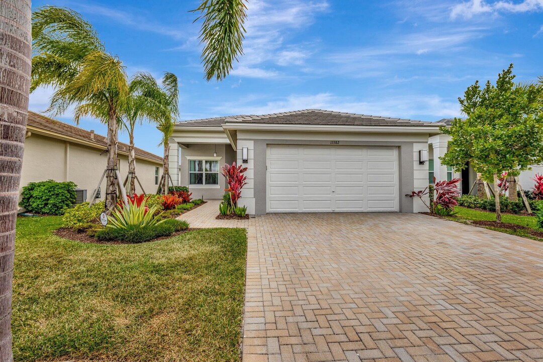 13382 SW Ibis Shores Rd in Port St. Lucie, FL - Building Photo