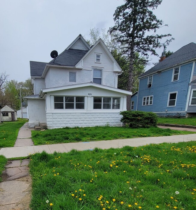 property at 723 W 1st St