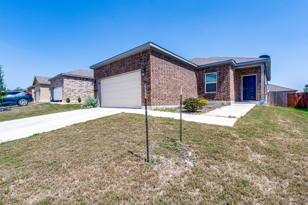 13014 Heathers Elm in Saint Hedwig, TX - Foto de edificio