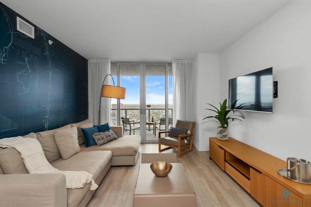 2602 E Hallandale Beach Blvd in Hallandale Beach, FL - Building Photo