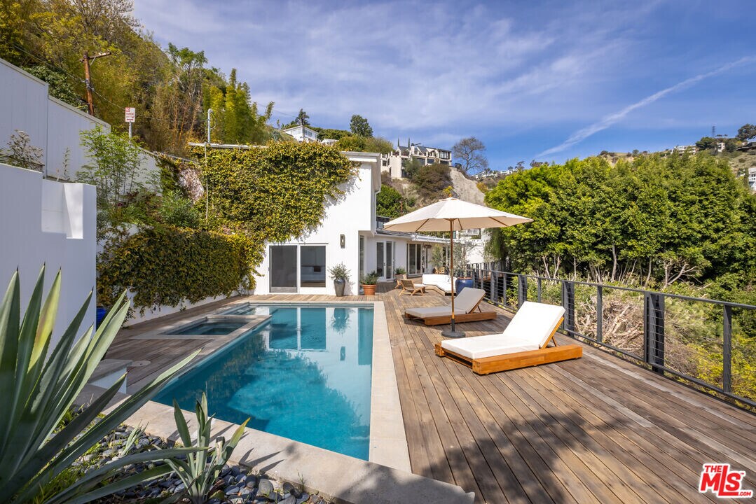 1568 Viewsite Dr in Los Angeles, CA - Building Photo