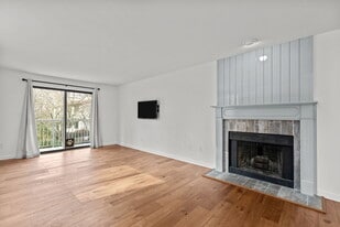 1231 SW 132nd Ln, Unit 1013 in Burien, WA - Building Photo