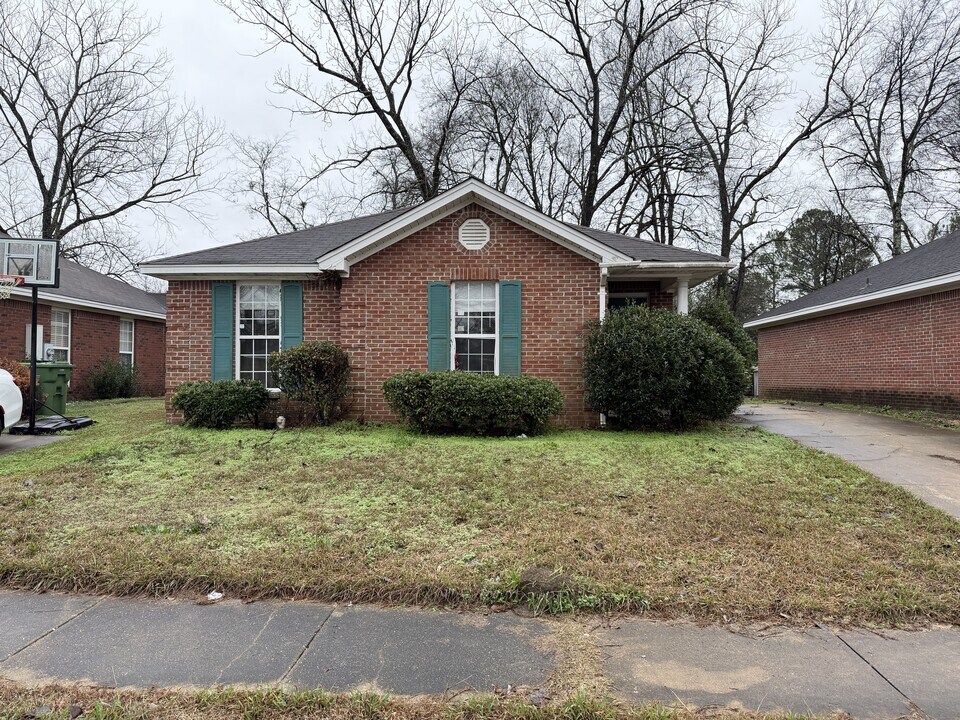 2724 Garden Brook Ct in Montgomery, AL - Building Photo