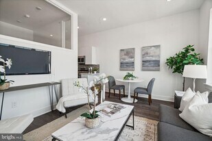 813 N Broad St in Philadelphia, PA - Building Photo