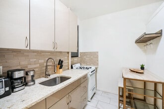 428 W 47th St in New York, NY - Building Photo - Building Photo
