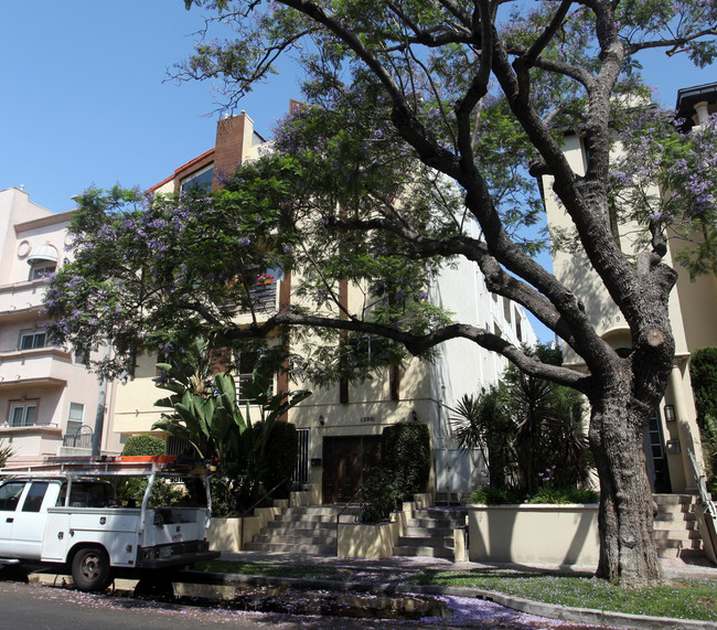 12001 Goshen Ave in Los Angeles, CA - Foto de edificio - Building Photo