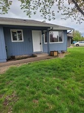 2255 Shadylane Dr in Springfield, OR - Building Photo - Building Photo