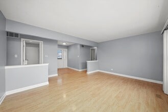 8218 N Carrolton Ct in Hanover Park, IL - Building Photo - Building Photo