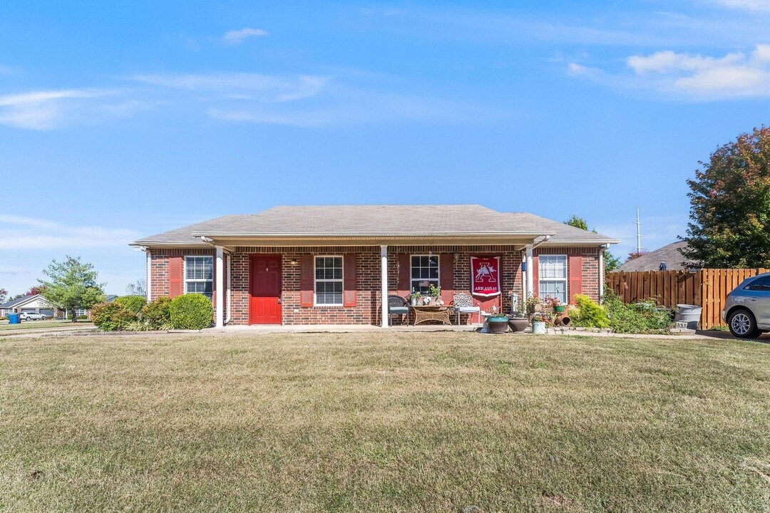 3300 SW Landau Ct in Bentonville, AR - Foto de edificio