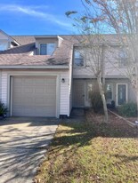 304 Woods Edge Ct in Virginia Beach, VA - Building Photo