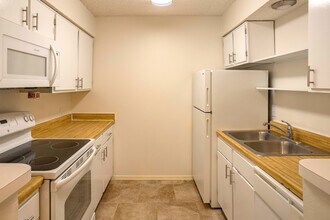 Meadow Ridge Apartments in Midwest City, OK - Building Photo - Interior Photo