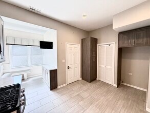 1905 W Huron St, Unit 2 in Chicago, IL - Building Photo - Building Photo