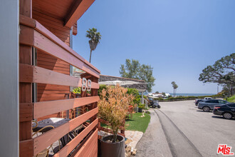 89 Paradise Cove Rd in Malibu, CA - Foto de edificio - Building Photo