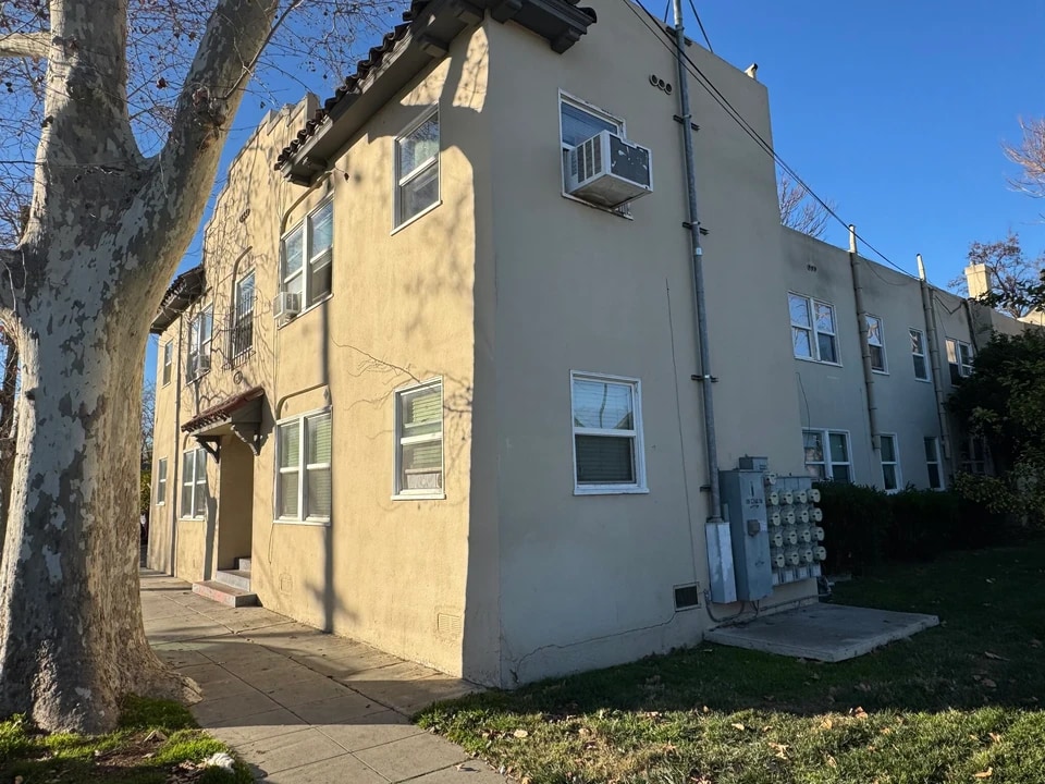 333 W 9th St in Tracy, CA - Building Photo