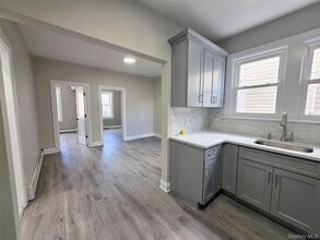 147 Jericho Tpke in Mineola, NY - Building Photo - Building Photo