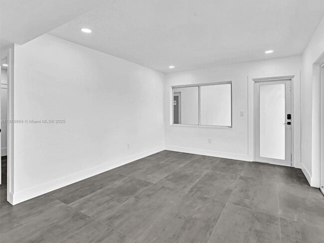 11900 N Bayshore Dr in North Miami, FL - Building Photo - Building Photo
