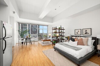 350 W Ash St in San Diego, CA - Foto de edificio - Building Photo