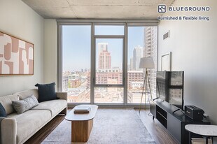 165 N Desplaines St in Chicago, IL - Building Photo