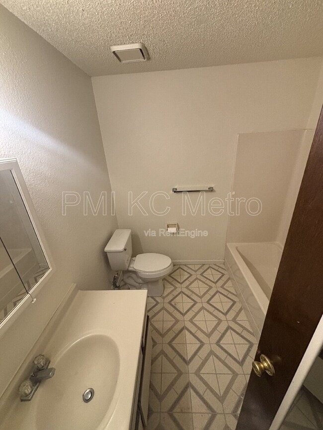 1008 NE Lindsay Ave in Lee's Summit, MO - Building Photo - Building Photo