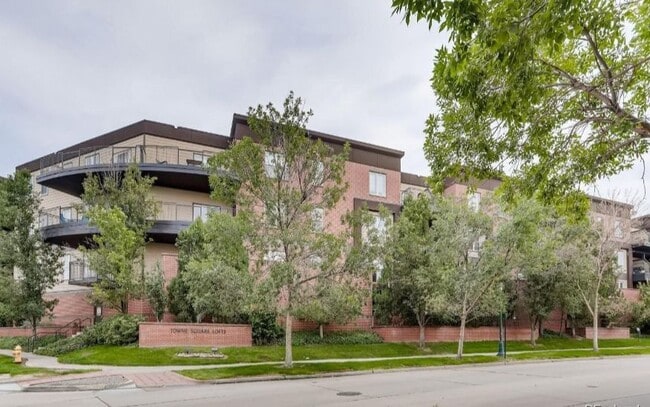 15475 Andrews Dr, Unit 304 Town Square Lofts DIA in Denver, CO - Foto de edificio - Building Photo