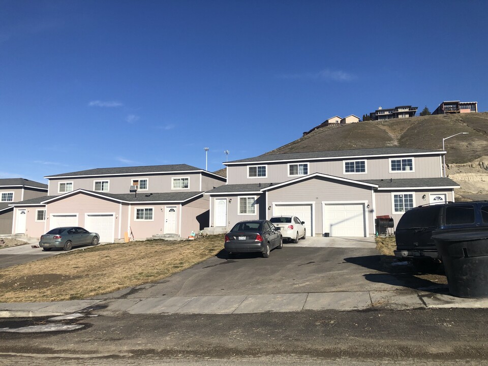 321 Emerald Rd in Granger, WA - Building Photo