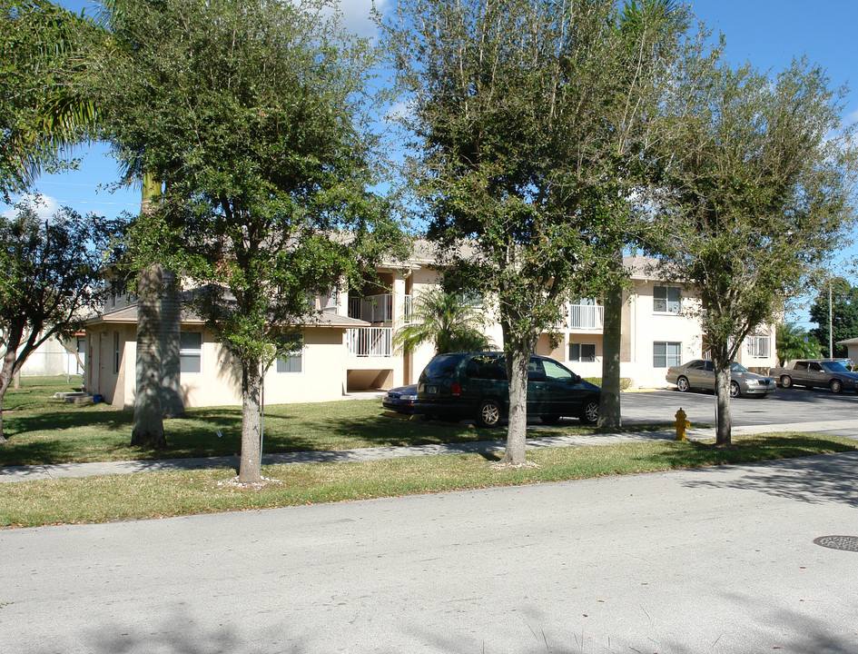 Howard Park in Homestead, FL - Building Photo