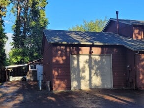 9409 SE Stanley Ave in Milwaukie, OR - Foto de edificio - Building Photo
