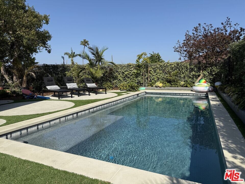 4587 Don Felipe Dr in Los Angeles, CA - Building Photo