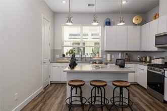 1274 N Post Oak Rd in Houston, TX - Building Photo - Building Photo