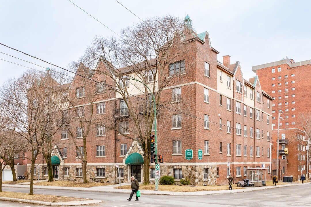5551 Queen-Mary Ch in Montréal, QC - Building Photo