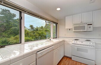 124 N Hayden Bay Dr in Portland, OR - Building Photo - Building Photo