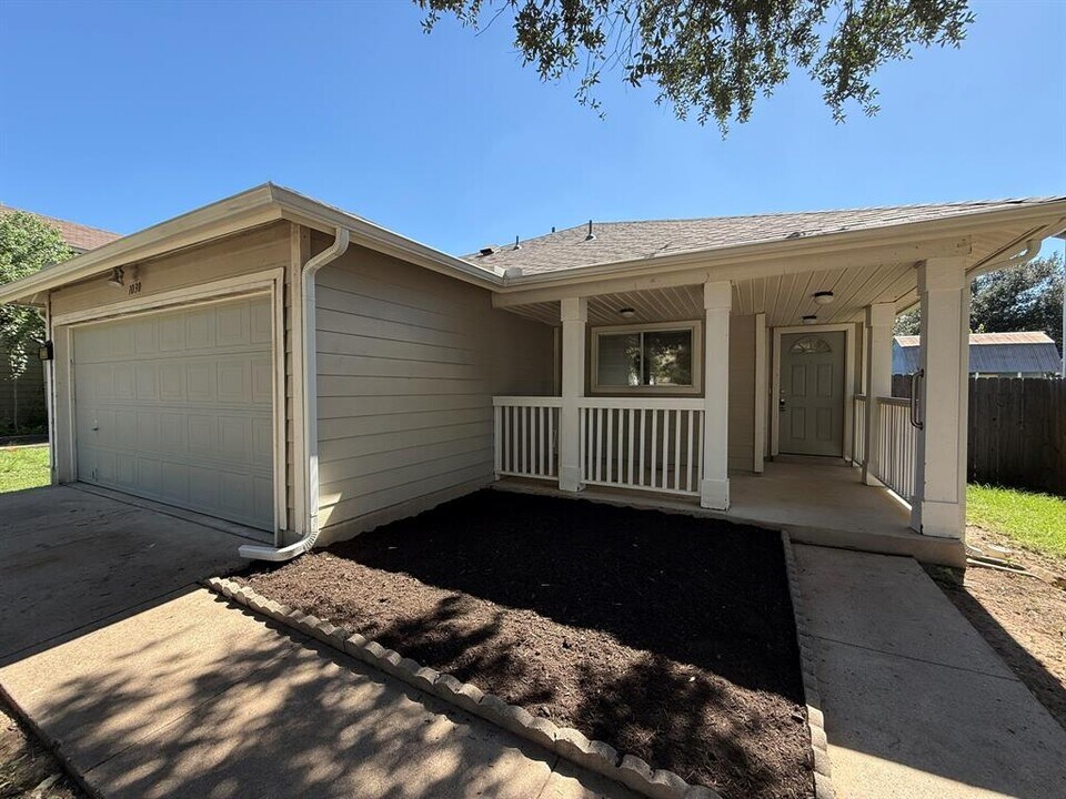1030 London Ln in Georgetown, TX - Building Photo