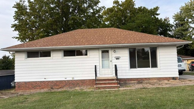 3780 Hetzel Dr in Parma, OH - Building Photo - Building Photo