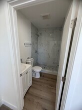 7533 Vineland Ave, Unit 10 in Los Angeles, CA - Building Photo - Building Photo