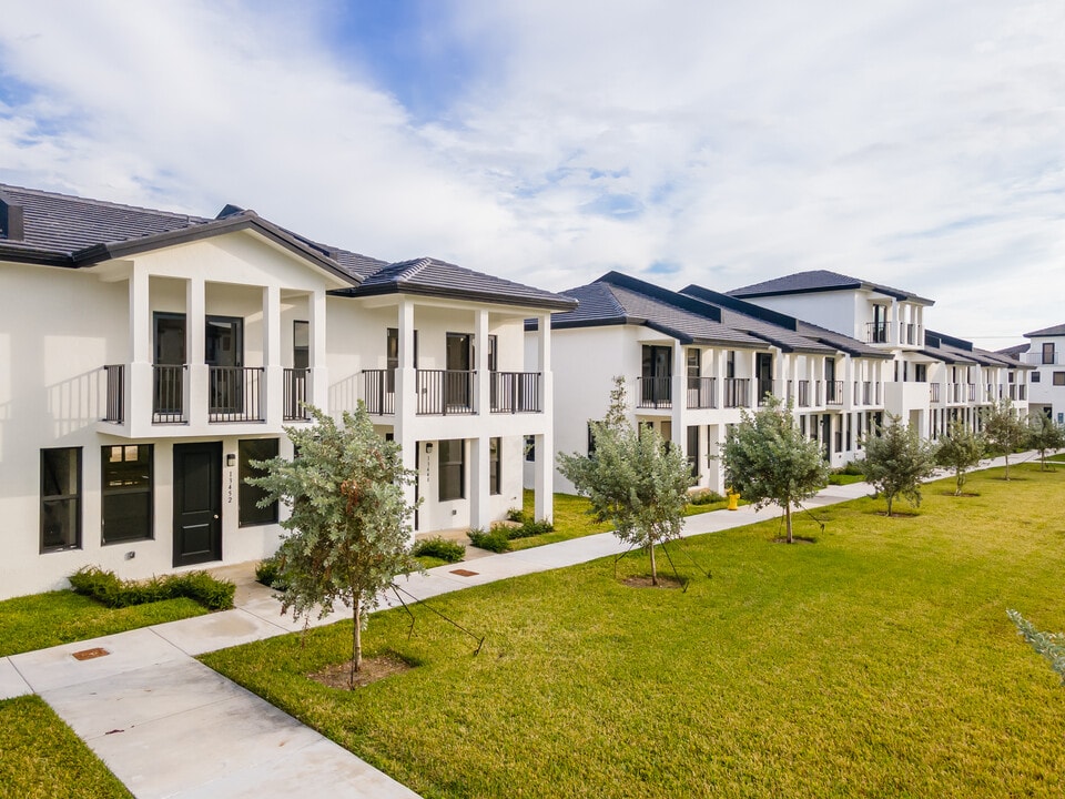 Southern Villas Townhomes in Princeton, FL - Building Photo