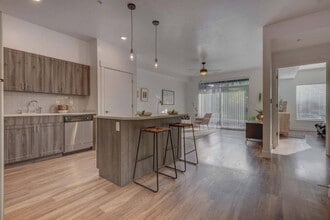 Odessa at the District in South Jordan, UT - Foto de edificio - Building Photo