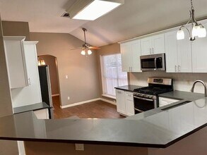 10225 Broomflower Dr in Austin, TX - Building Photo - Building Photo