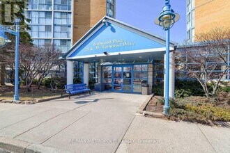 35 Trailwood Dr in Mississauga, ON - Building Photo - Building Photo
