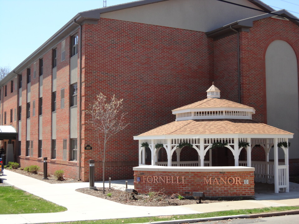 Fornelli Manor in Sharon, PA - Foto de edificio