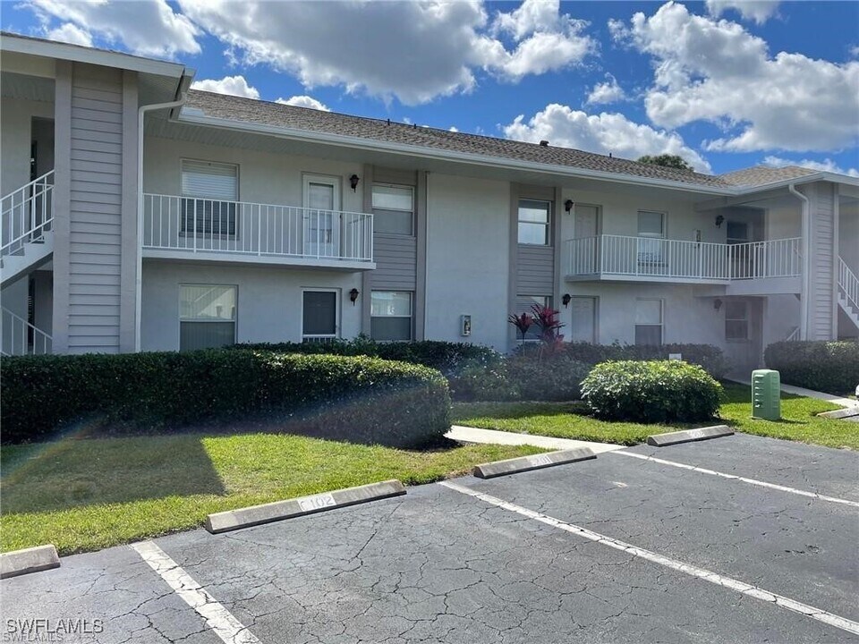 1302 Derbyshire Ct in Naples, FL - Building Photo