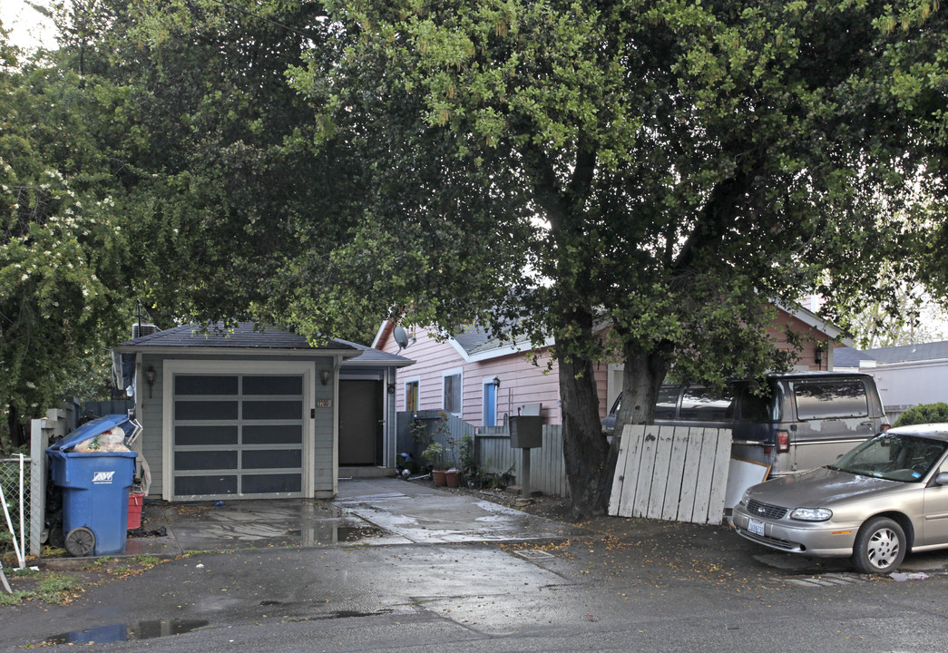 2200 Menalto St in East Palo Alto, CA - Building Photo