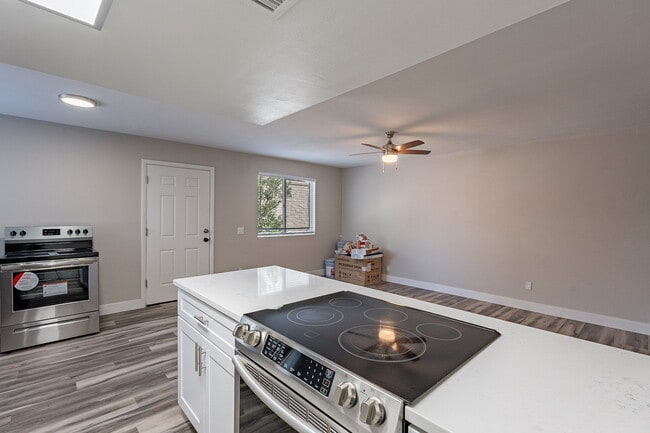 4744 E Portland St in Phoenix, AZ - Foto de edificio - Building Photo