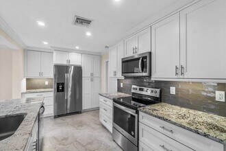 2096 SW 13th Ter in Boynton Beach, FL - Foto de edificio - Building Photo