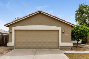 8137 W Hess Ave in Phoenix, AZ - Building Photo