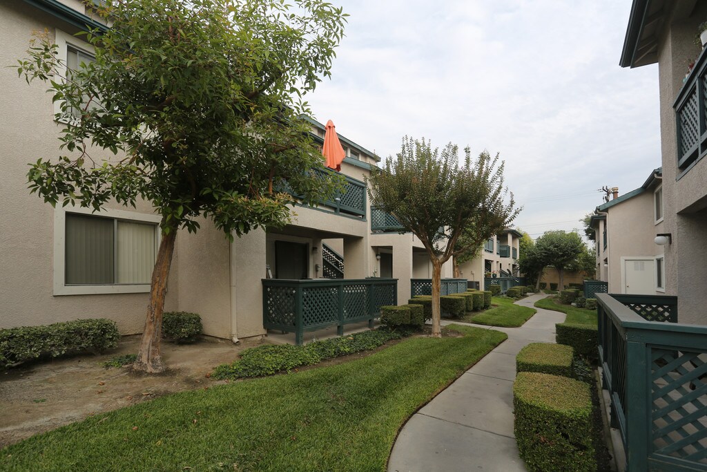 Summerhill Village Apartments in Anaheim, CA