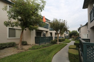 Summerhill Village Apartments in Anaheim, CA - Building Photo - Building Photo