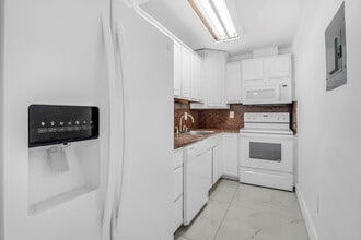 4805 NW 7th St in Miami, FL - Building Photo - Building Photo